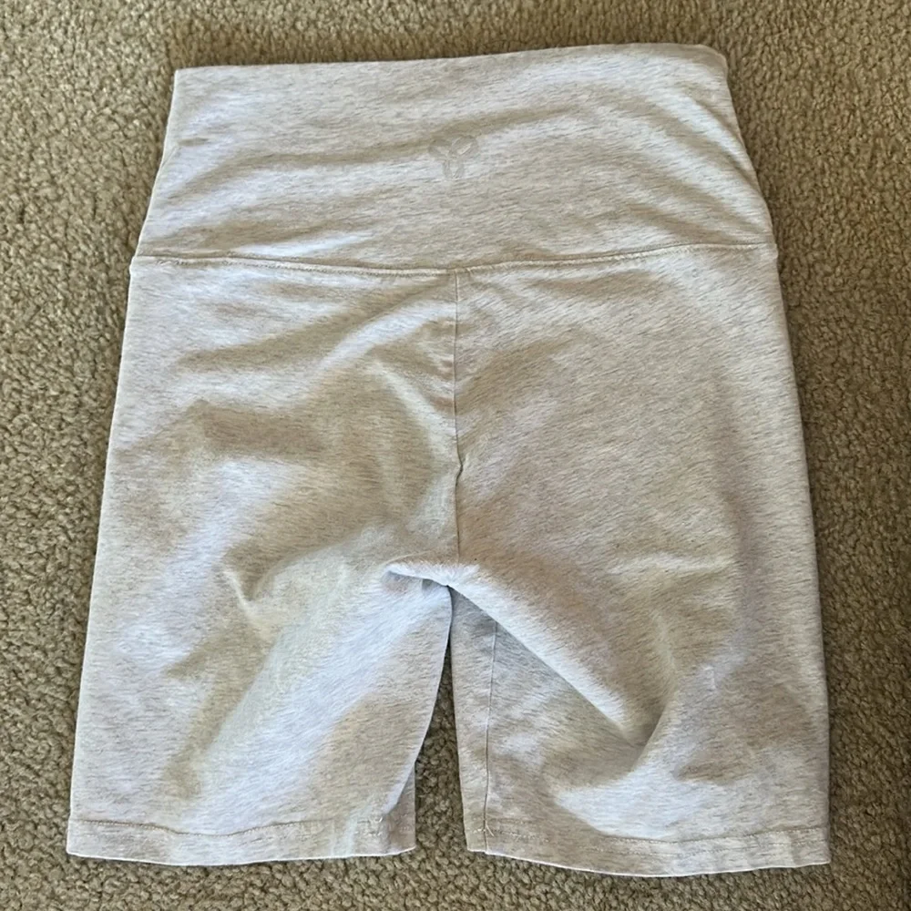 TNA Chill Atmosphere 7in High-waisted Heather Gray Biker Shorts Small - Picture 3 of 5